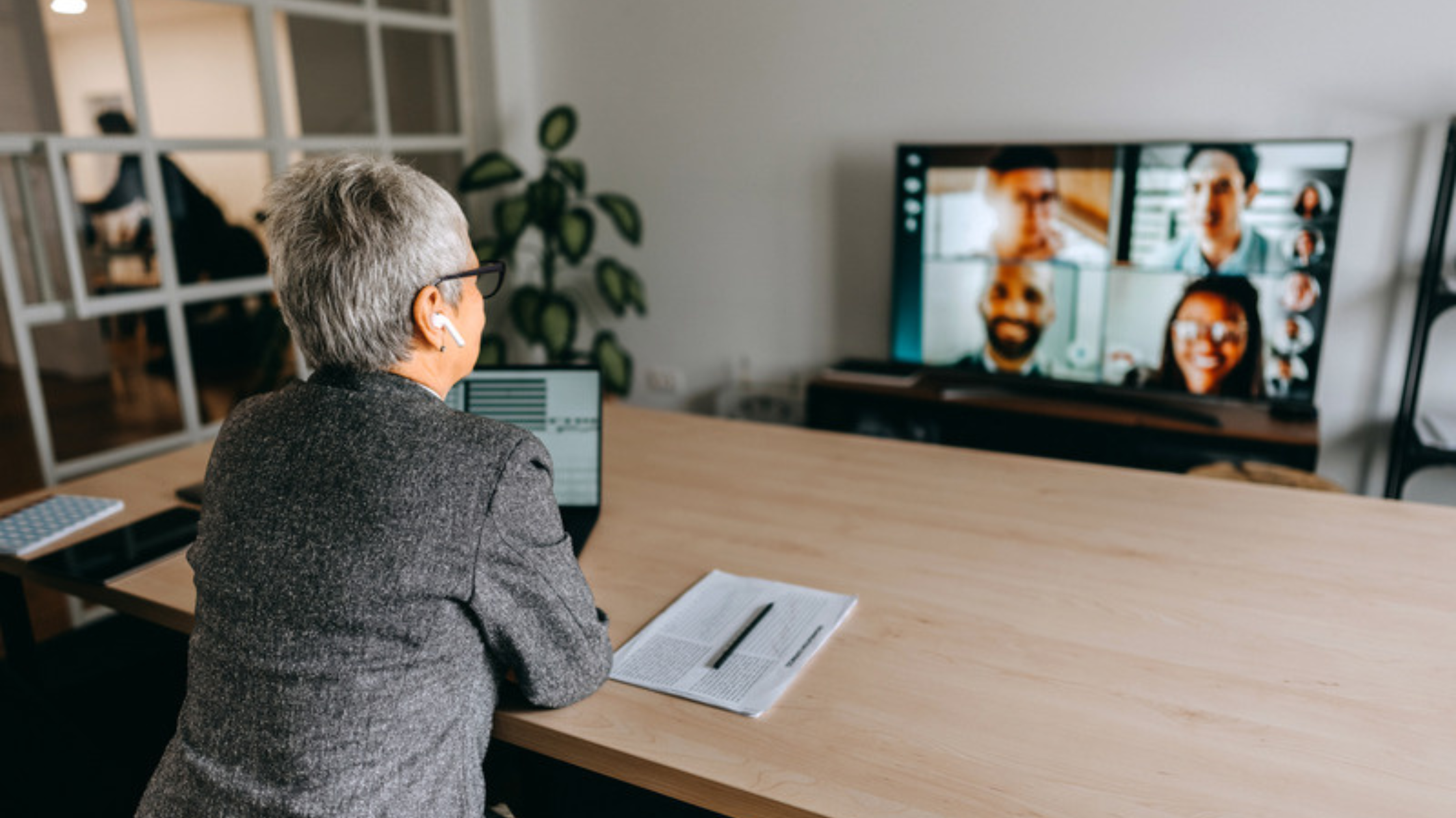 The Hybrid Meeting Etiquette Guide: How to Run Meetings That Work for Everyone